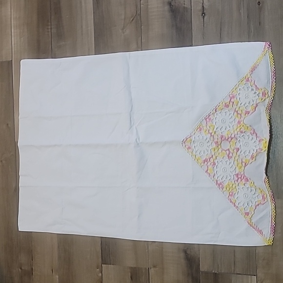 Vintage handmade white pillowcases with white yellow pink doilies tatting added - Picture 2 of 11